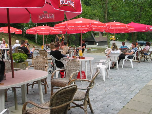 zonnig terras bij restaurant Au Bon Coeur