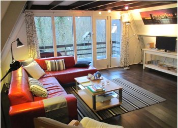 Een voorbeeld van de gezellige, naar eigen smaak ingerichte zithoek bij een van de chalets